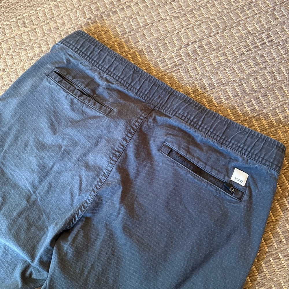 Vuori Dark Gray Jogger Pants Medium Organic Cotton Athleisure Rip Stop